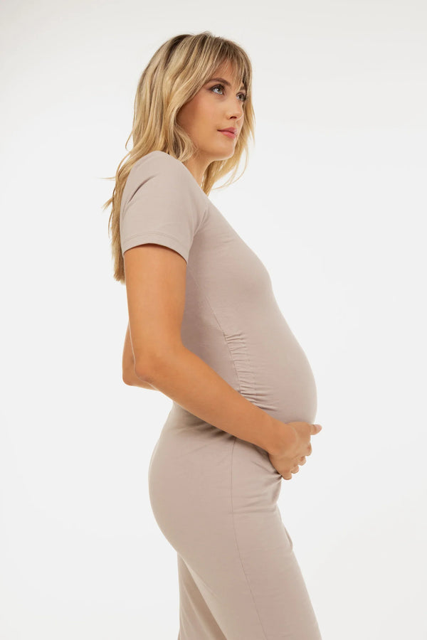 Rochie lungă bej pentru gravide cu fantă din bumbac organic