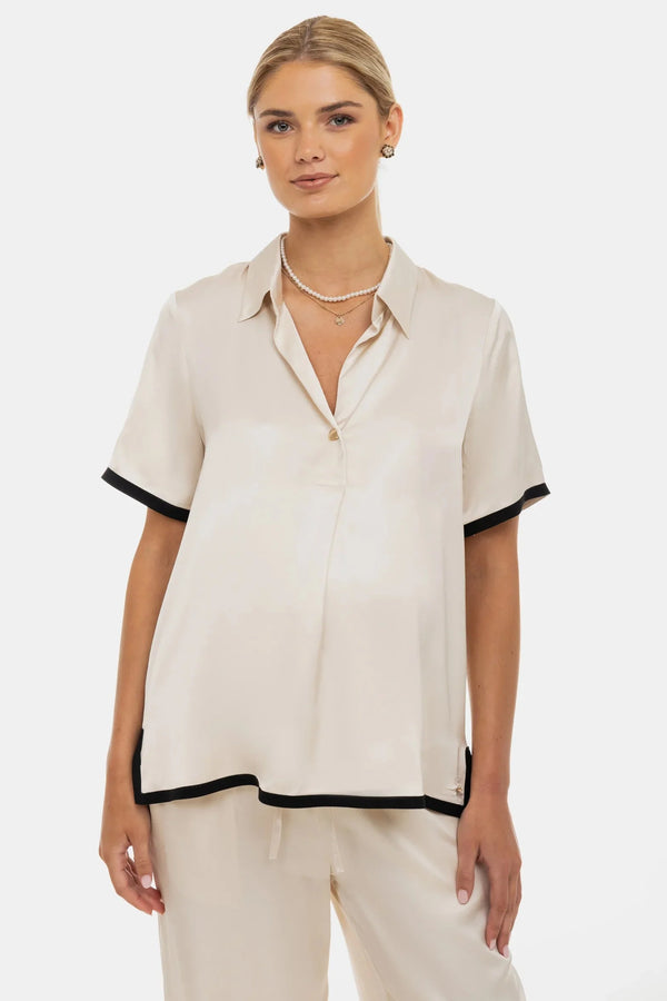 Bluză din satin pentru gravide și alăptare cu tivuri contrastante