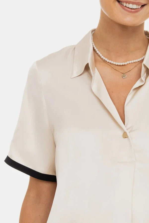 Bluză din satin pentru gravide și alăptare cu tivuri contrastante