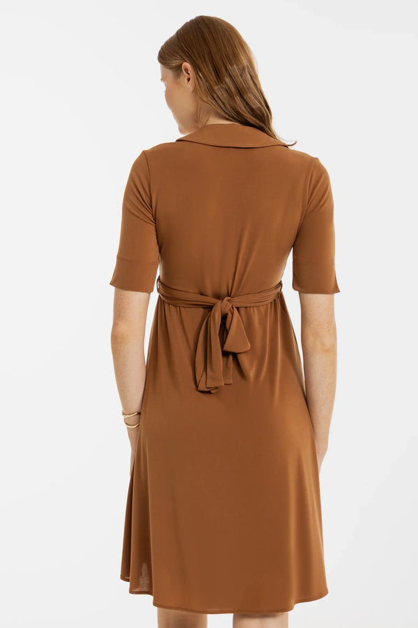 Rochie pentru gravide și alăptare, cu guler și decolteu petrecut – caramel
