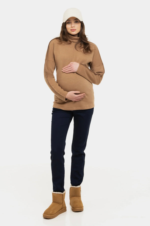 Pulover tricotat bej pentru gravide cu cusătură decorativă