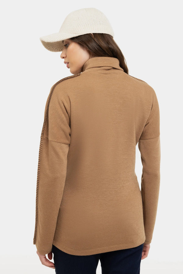 Pulover tricotat bej pentru gravide cu cusătură decorativă