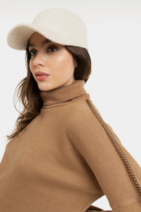 Pulover tricotat bej pentru gravide cu cusătură decorativă