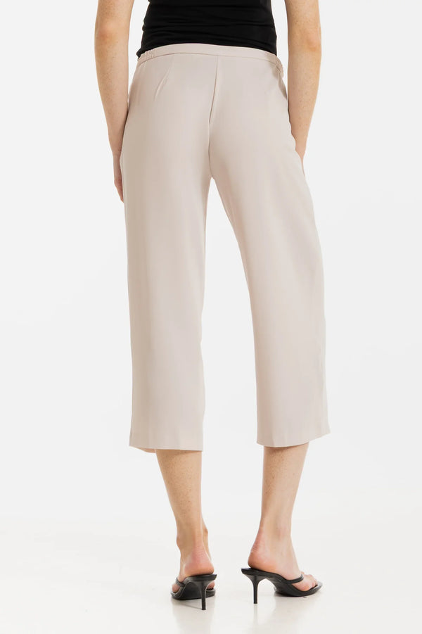 Pantaloni eleganți 7/8 cu pliuri pentru gravide – bej