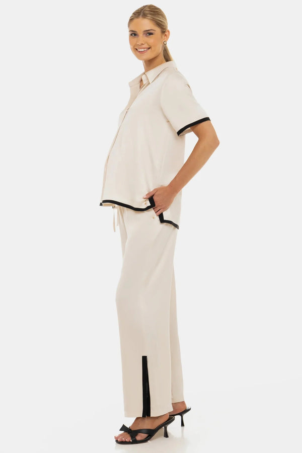 Bluză din satin pentru gravide și alăptare cu tivuri contrastante