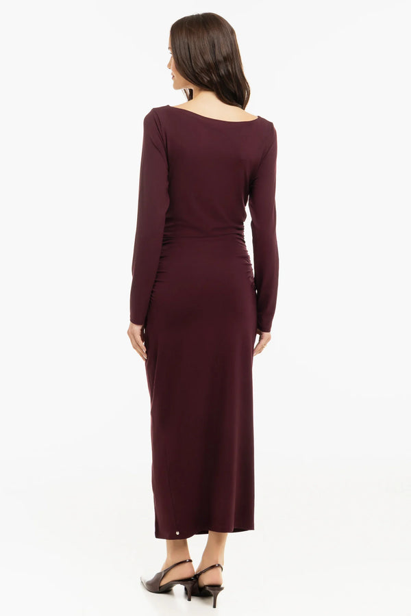 Rochie lungă elegantă cu falduri – bordo