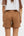 Pantaloni scurți pentru gravide cu compoziție din in – caramel