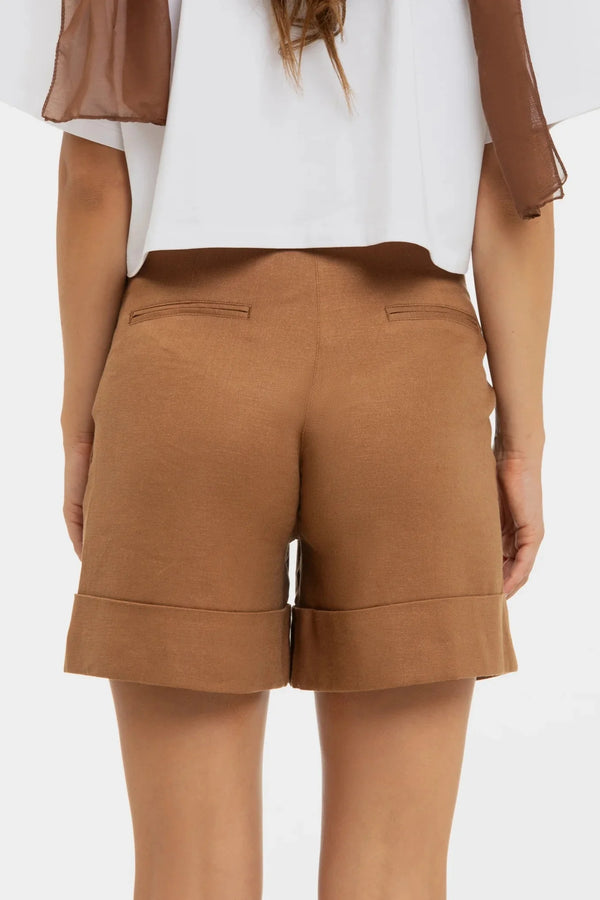 Pantaloni scurți pentru gravide cu compoziție din in – caramel