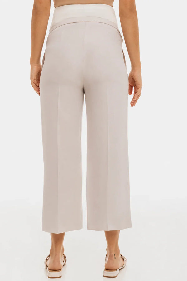 Pantaloni eleganți 7/8 cu pliuri pentru gravide – bej