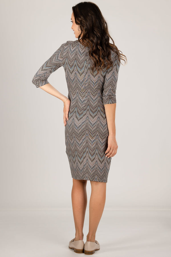 Rochie cu cusătură pe o parte pentru gravide